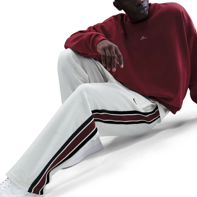 pantalon-largo-nike-lebron-james-standard-issue-sail-dark-team-red-2