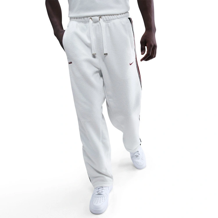 pantalon-largo-nike-lebron-james-standard-issue-sail-dark-team-red-3
