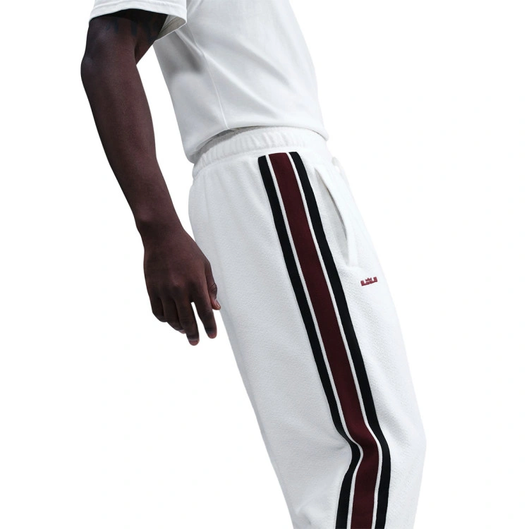 pantalon-largo-nike-lebron-james-standard-issue-sail-dark-team-red-4