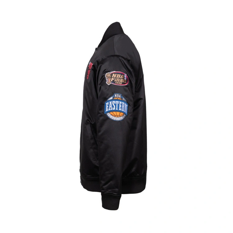 chaqueta-mitchell-ness-chicago-bulls-blackout-heavyweight-satin-black-3