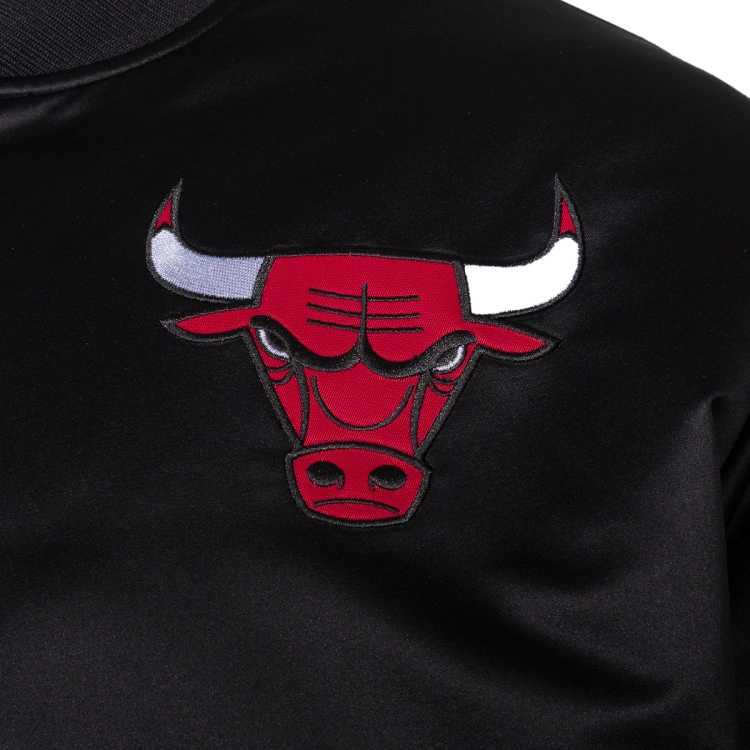 chaqueta-mitchell-ness-chicago-bulls-blackout-heavyweight-satin-black-5