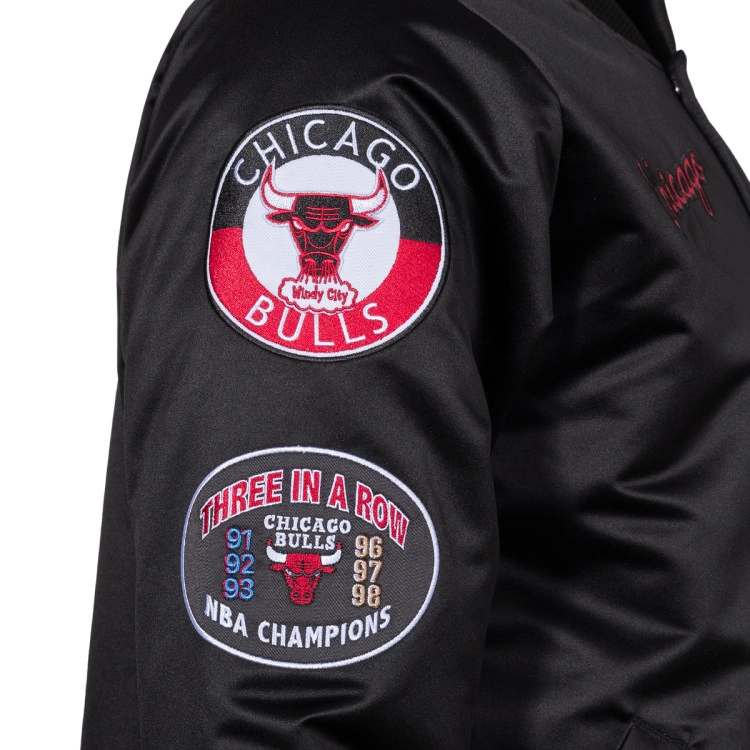 chaqueta-mitchell-ness-chicago-bulls-blackout-heavyweight-satin-black-7