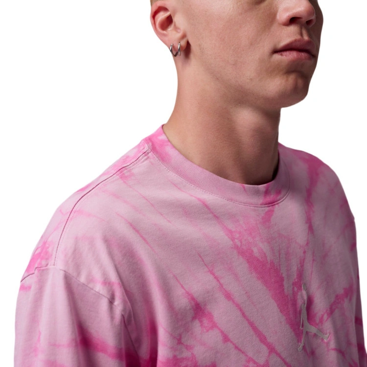 camiseta-jordan-brooklyn-tie-dye-essential-festival-crew-iced-carmine-pale-ivory-3