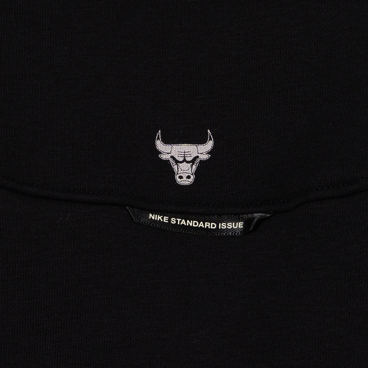 sudadera-nike-chicago-bulls-therma-fit-standard-issue-fleece-icon-black-white-7