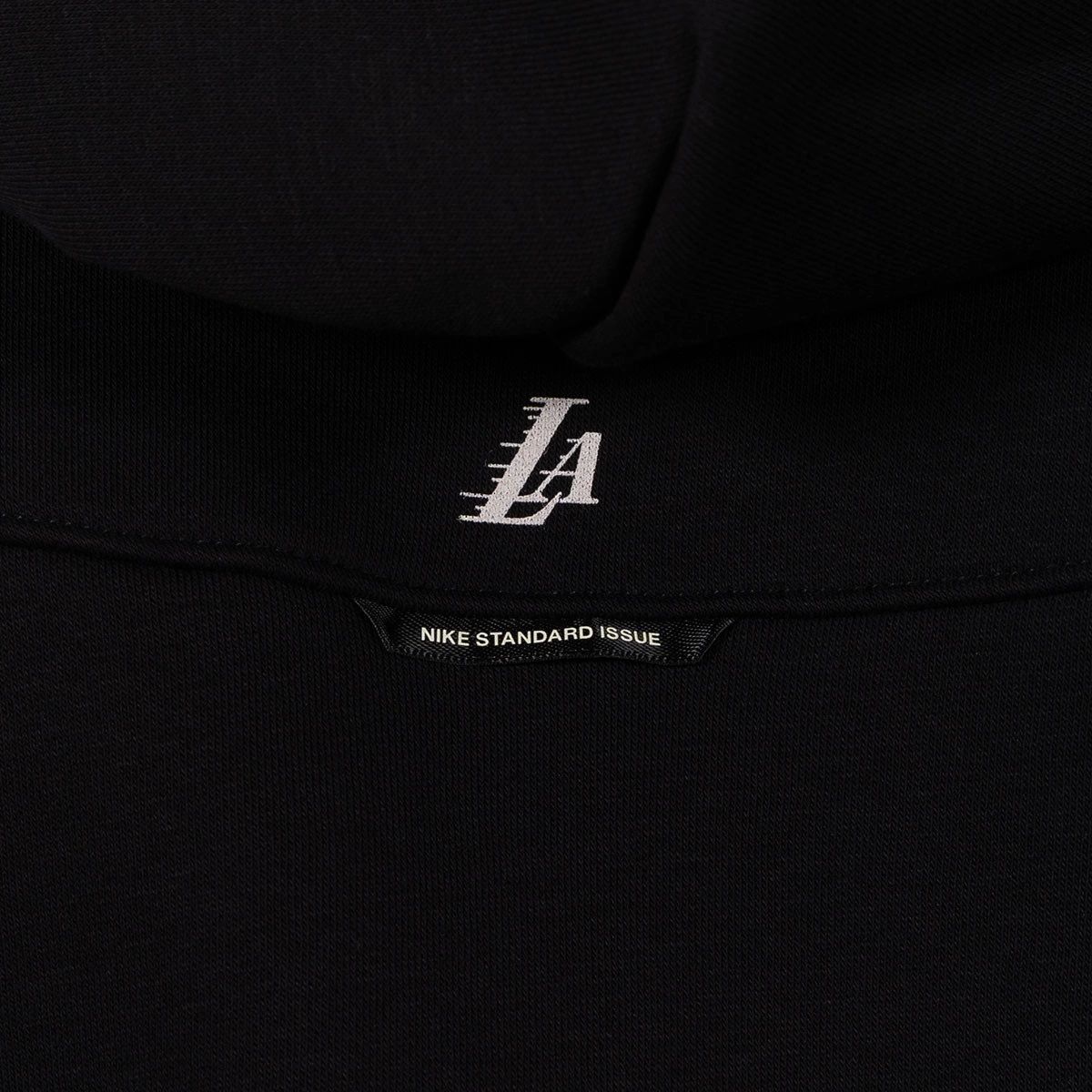sudadera-nike-los-angeles-lakers-therma-fit-standard-issue-fleece-icon-black-white-3