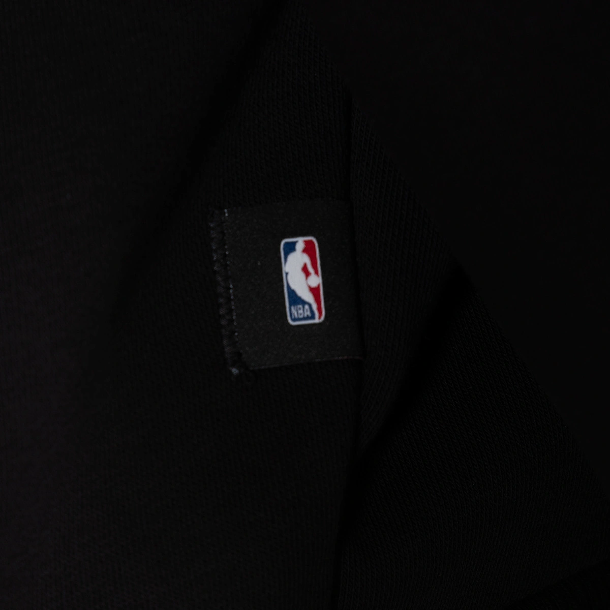 sudadera-nike-los-angeles-lakers-therma-fit-standard-issue-fleece-icon-black-white-4