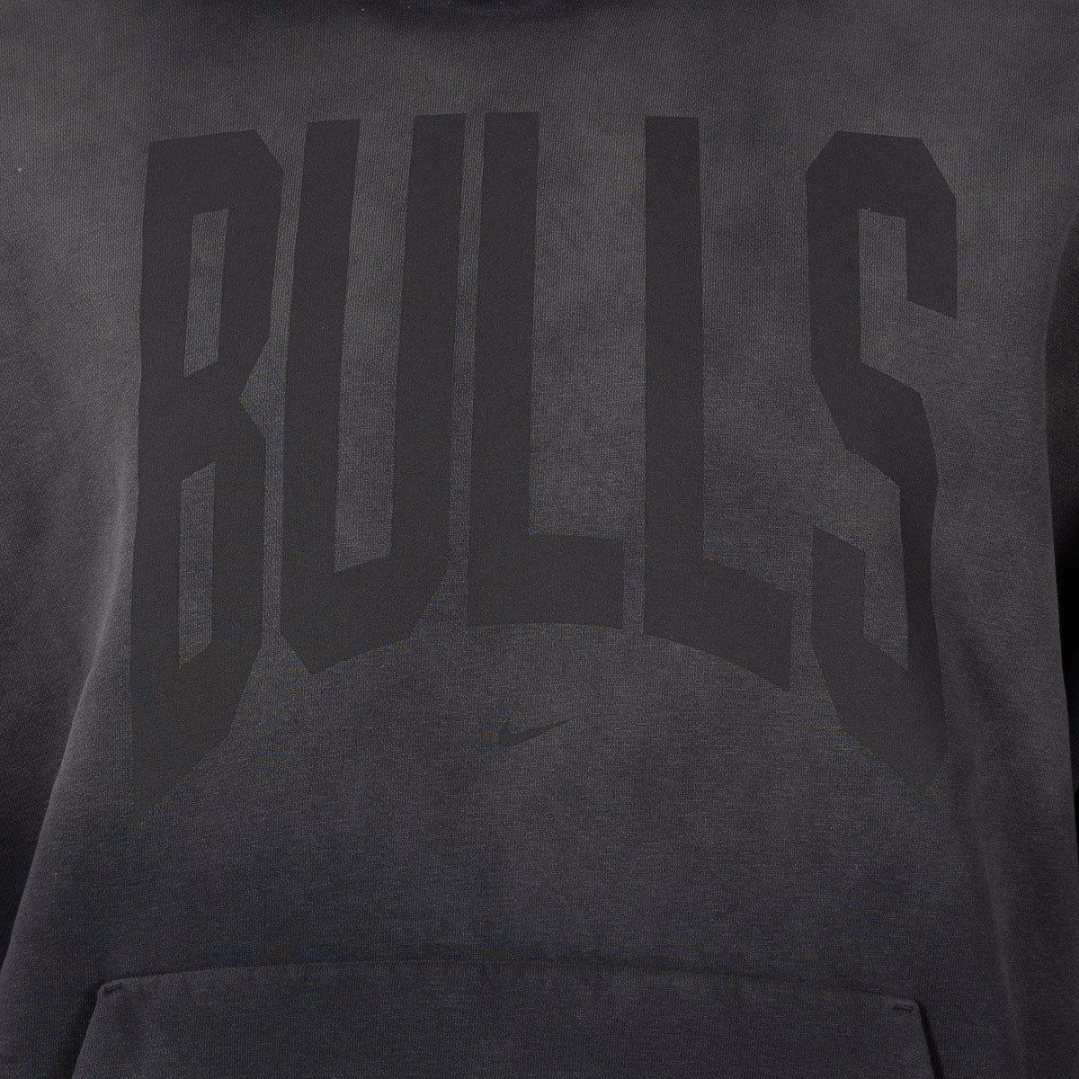 sudadera-nike-chicago-bulls-therma-fit-standard-issue-fleece-wash-dark-charcoal-3