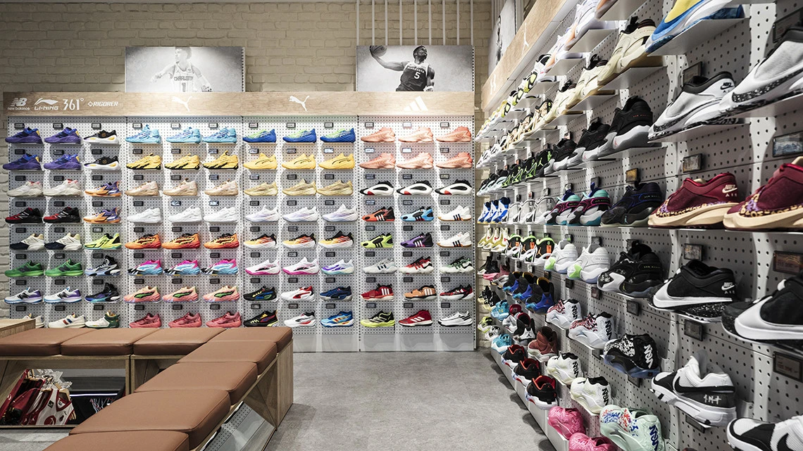 BasketballEmotionZaragozaPuertoVenecia - 1731325444_galeria_imagen_tiendas_1140x641_06